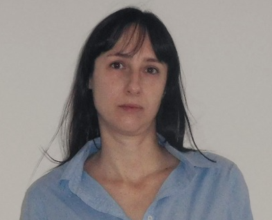 Margaret Barbi, traduttrice, con un libro aperto